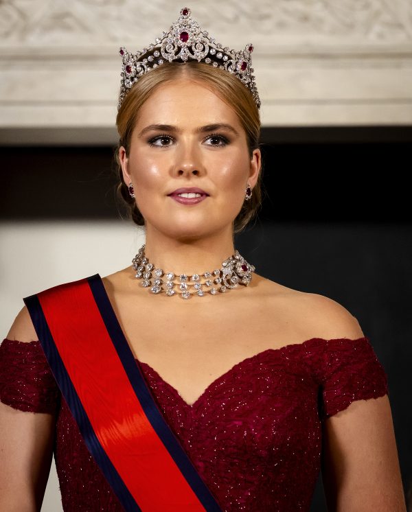 AMSTERDAM - Prinses Amalia poseert voor een groepsfoto samen met koning Willem-Alexander, koningin Máxima, de Japanse keizer Naruhito en zijn echtgenote, keizerin Masako, de prinsessen Ariane, Beatrix, Margriet en prof. mr. Pieter van Vollenhoven voorafgaand aan een staatsbanket in het Koninklijk Paleis. Naruhito bracht een driedaags staatsbezoek aan Nederland. REMKO DE WAAL / ANP