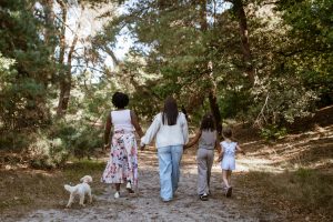Thumbnail voor Natacha (48) heeft drie dochters, twee via pleegzorg: 'Ik zou niet haar 'echte mama' zijn, hierop heb ik de juf aangesproken'