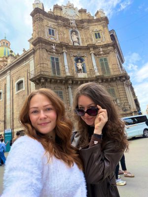 Thumbnail voor Stephanies bestie slidede in haar DM op Instagram: 'Nam haar gelijk mee naar Shanghai'