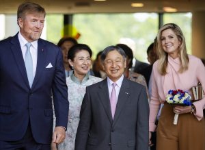 Thumbnail voor Koning Willem-Alexander doet Snollebollekes na tijdens fotomoment met Japans keizerspaar