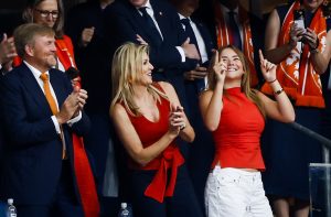 Prinses Ariane gespot in deze leuke oranje top van COS