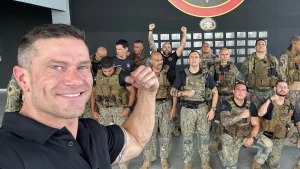 Thumbnail voor Oud-militair Derek (44) stopte lang weg dat hij op mannen valt: 'Strookte niet met het beeld dat ik van mezelf had'