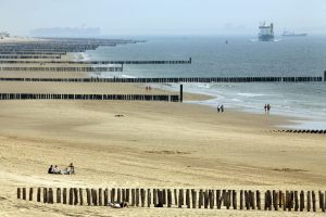 Slapende man in tentje overreden door tractor op strand van Vlissingen