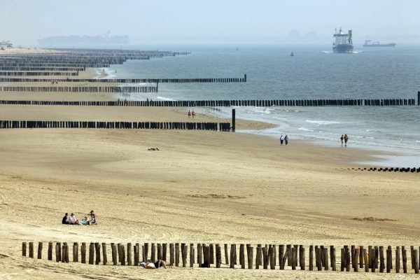 Slapende man in tentje overreden door tractor op strand van Vlissingen