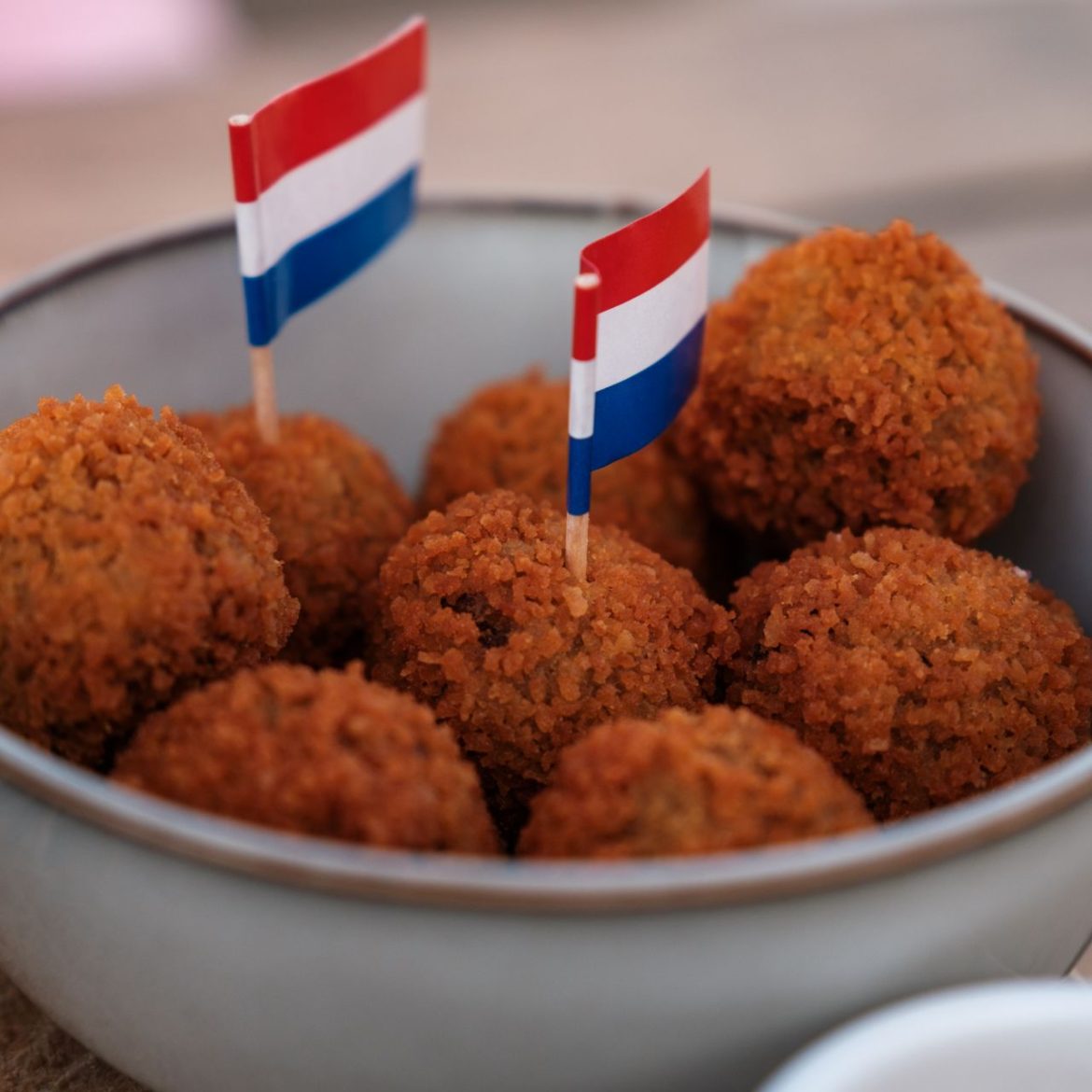 Zweedse influencer bekogeld met bitterballen in Nijmegen: 'Het voelde als paintballen'