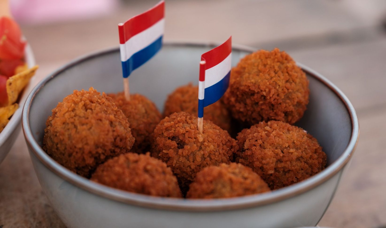 Zweedse influencer bekogeld met bitterballen in Nijmegen: 'Het voelde als paintballen'