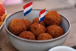 Zweedse influencer bekogeld met bitterballen in Nijmegen: 'Het voelde als paintballen'