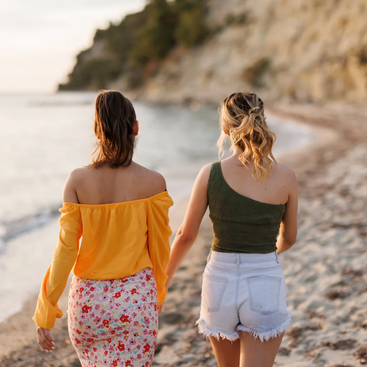 Vakantieleed over twee vriendinnen die hun telefoon kwijt raken. Illustratief beeld van twee vrouwen op het strand