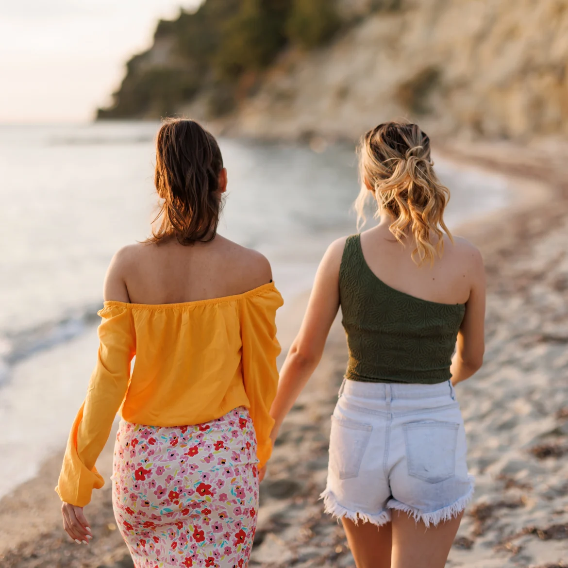 Vakantieleed over twee vriendinnen die hun telefoon kwijt raken. Illustratief beeld van twee vrouwen op het strand