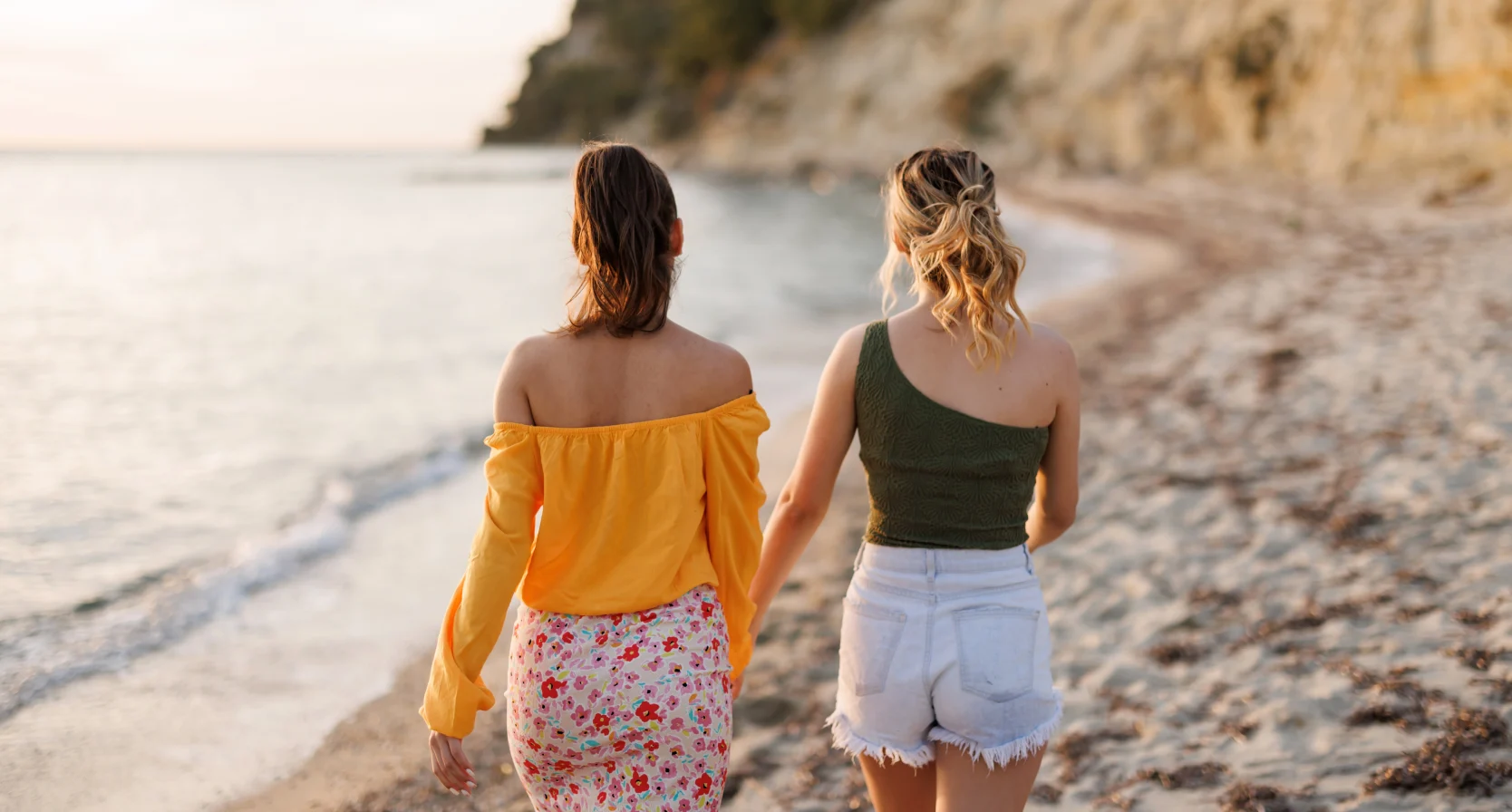 Vakantieleed over twee vriendinnen die hun telefoon kwijt raken. Illustratief beeld van twee vrouwen op het strand