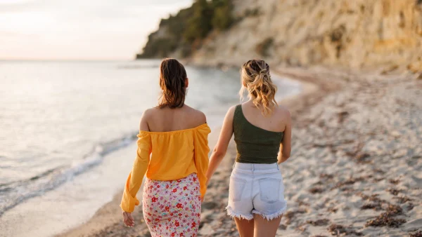 Vakantieleed over twee vriendinnen die hun telefoon kwijt raken. Illustratief beeld van twee vrouwen op het strand