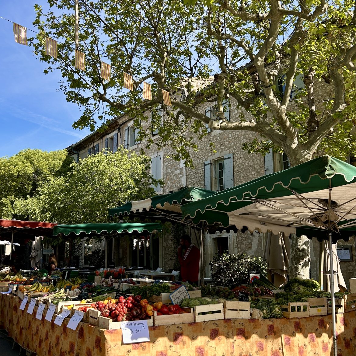 Markt in Provence waar je Hugh Grant tegen het lijf kan lopen