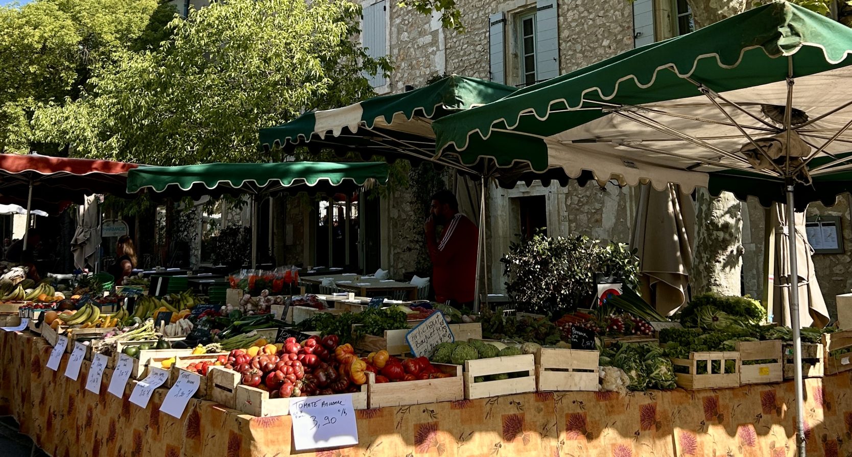 Markt in Provence waar je Hugh Grant tegen het lijf kan lopen