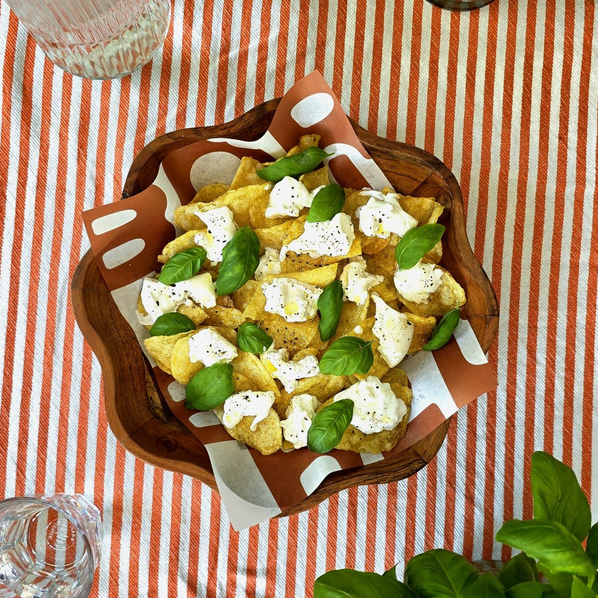 loaded chips op de borrelplank tijdens warm weer