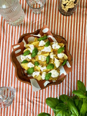 loaded chips op de borrelplank tijdens warm weer
