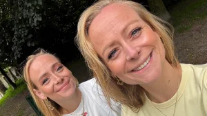 Thumbnail voor 'Neem huidkanker serieuzer': Fanny en Renée (32) dragen dezelfde genmutatie als hun overleden vader