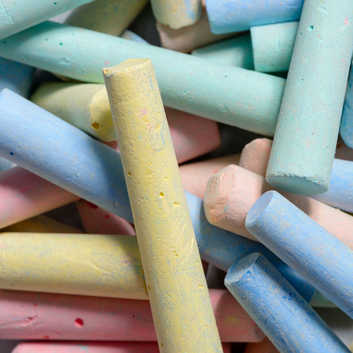 Pernilles buren lieten boodschap achter met stoepkrijt: 'Kutyuppen'