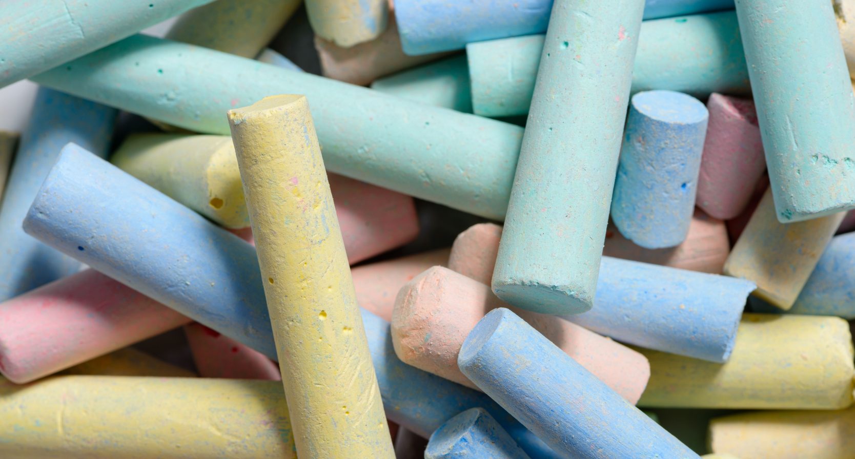 Pernilles buren lieten boodschap achter met stoepkrijt: 'Kutyuppen'