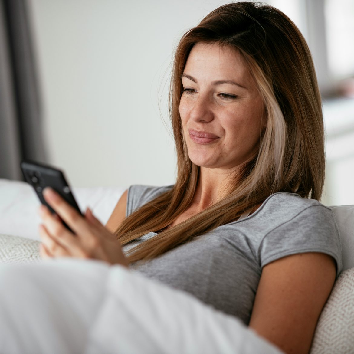 vrouw kijkt op telefoon