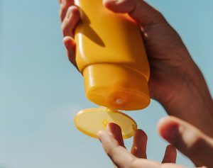 Thumbnail voor Van houdbaarheid tot verschil in SPF: al jouw prangende vragen over zonnebrand beantwoord door een expert