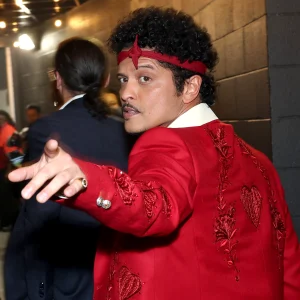 Thumbnail voor Dit is waarom je écht op tijd wilt zijn als je naar een van de Bruno Mars-concerten gaat