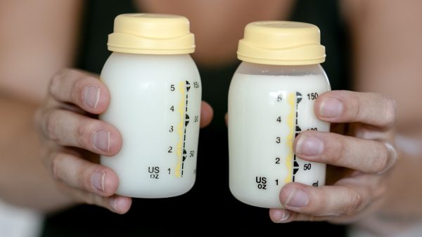 PFAS aangetroffen in alle onderzochte moedermelk: experts benadrukken dat borstvoeding veilig blijft