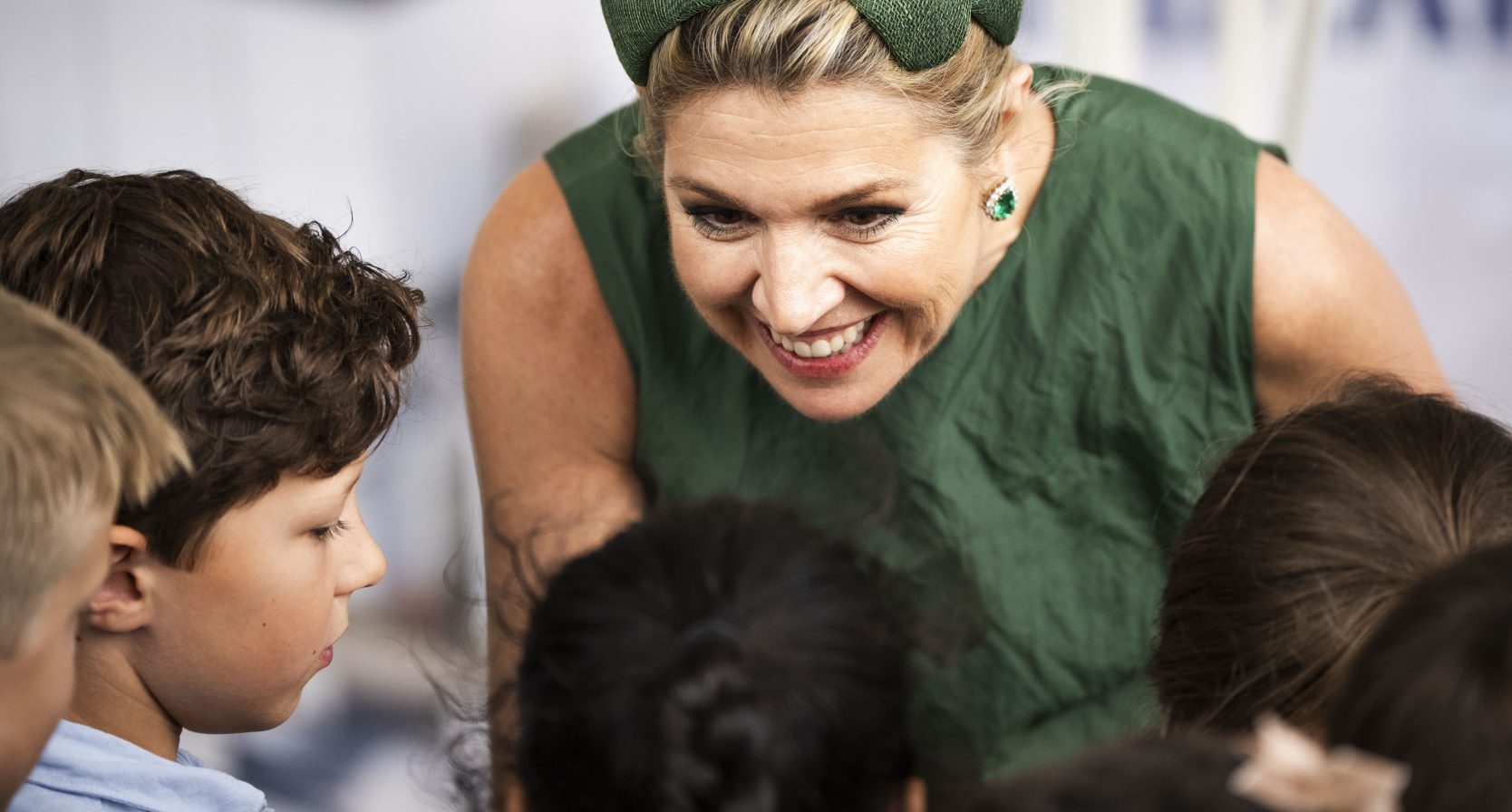 Máxima in jurk met franjes