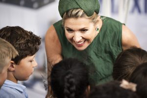 Thumbnail voor Koningin Máxima verschijnt opnieuw in een trend waar we op dit moment dol op zijn: een jurk met franje