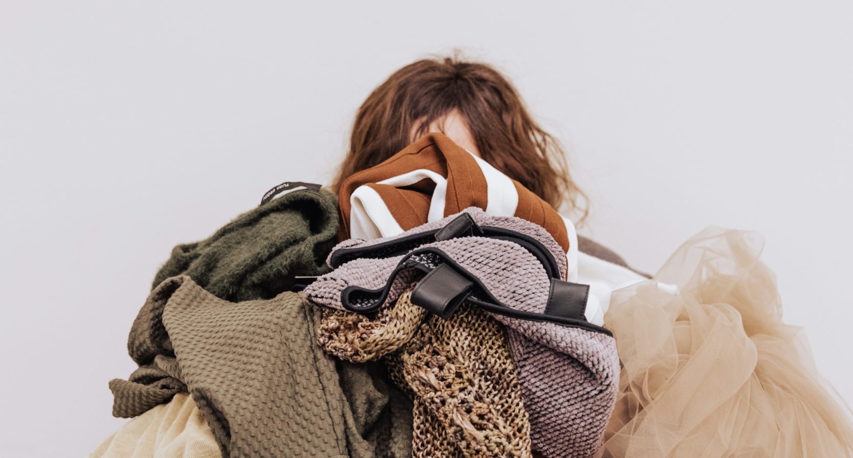 Vrouw met berg kleding | vetvlekken verwijderen