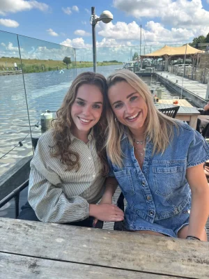 Thumbnail voor Binnen 24 uur horen Sarah en Eleonore dat allebei hun ouders kanker hebben: 'Ik ben bang om ze te verliezen en voor alles daarna'