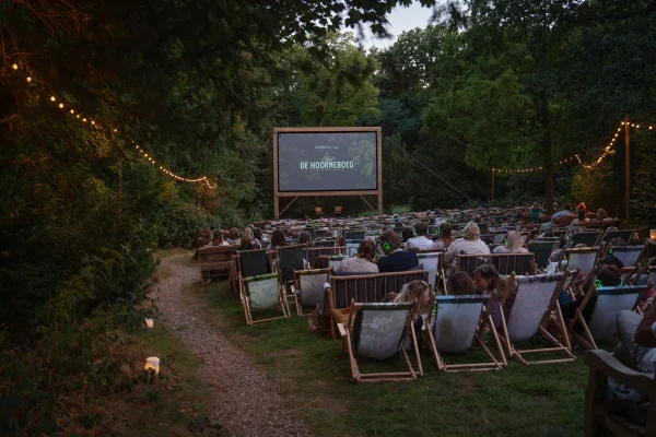bosbios, een van de buitenbioscopen voor de zomer