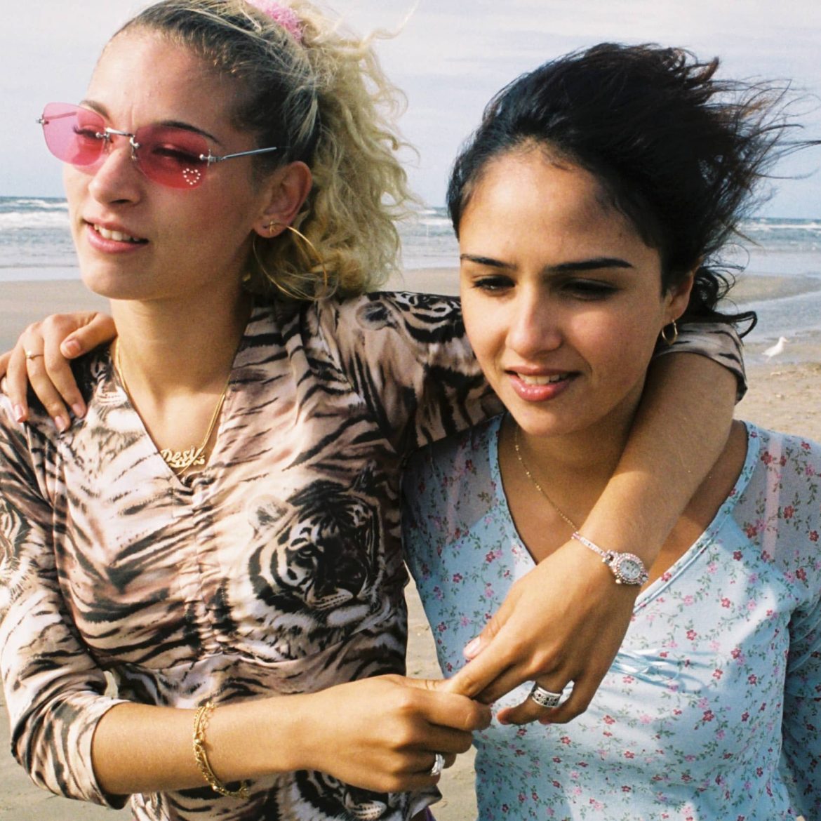 ‘Dunya & Desie’ is nu volledig te streamen en fans zijn nu al door het dolle heen