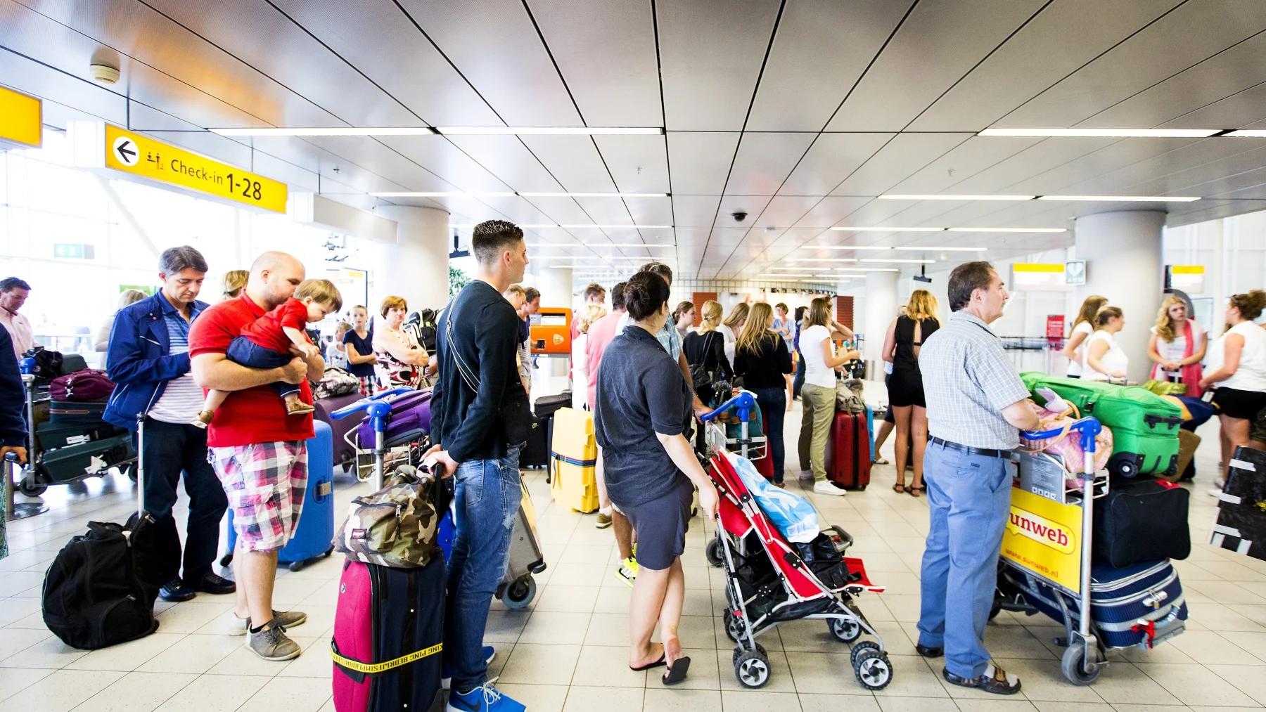schiphol wachtrijen