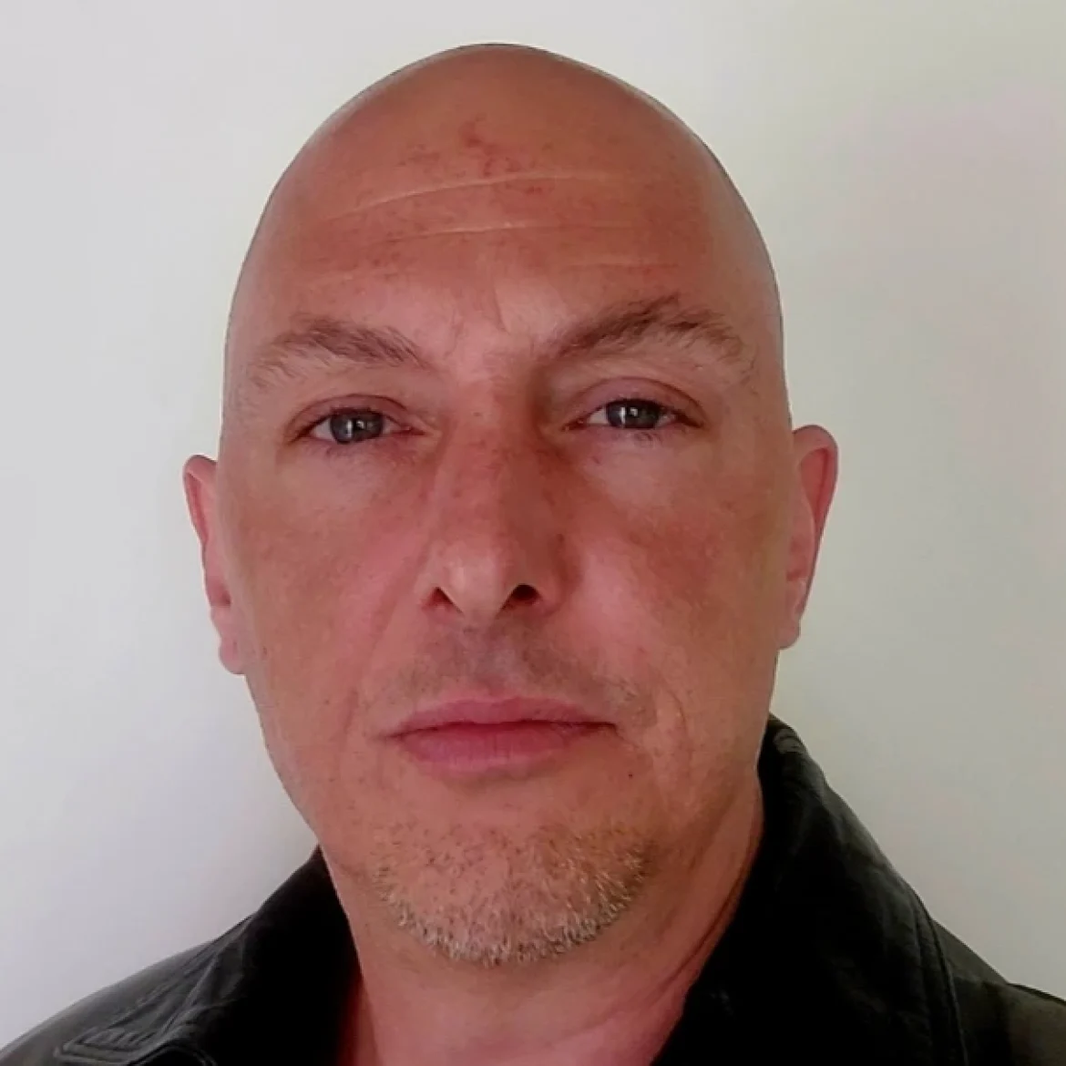 Roger groeide op met twee narcistische ouders: ‘Ik ben mijn leven lang de zondebok geweest’