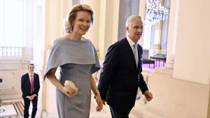 Koningin Mathilde draagt capejurk