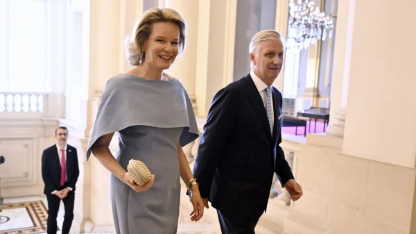 Koningin Mathilde draagt capejurk