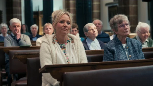 Yvon Jaspers bij gebed in 'Kloostergasten'