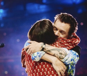 Thumbnail voor Moeder van Harry Styles deelt trots bericht over haar zoon: 'Een man die de wereld nodig heeft nu'