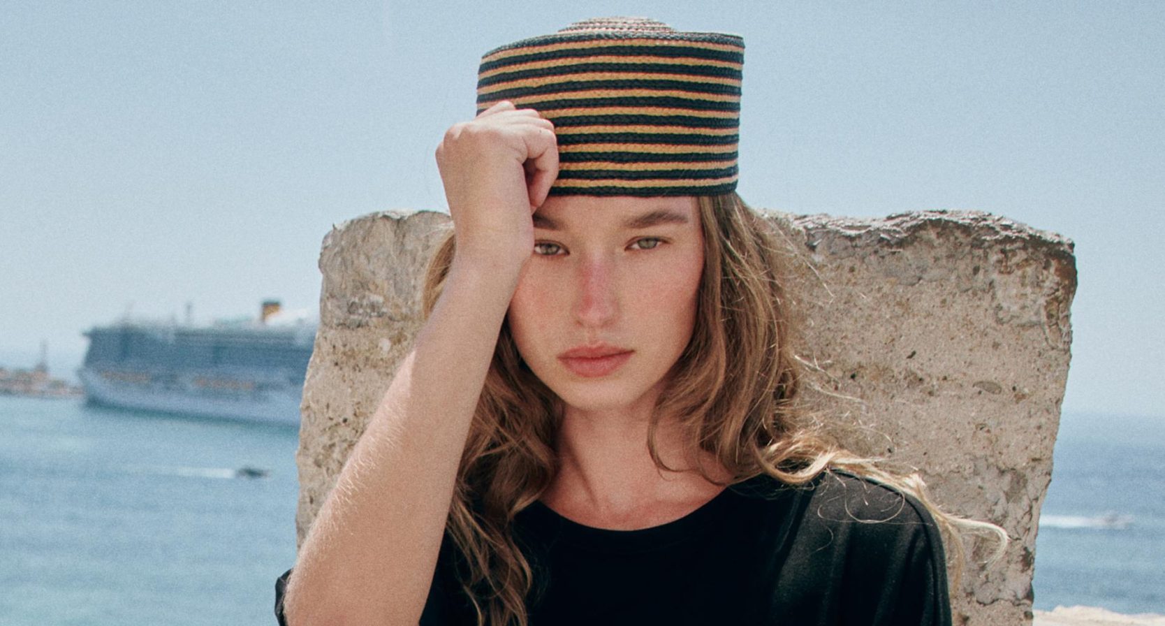 Van raffiahoedje tot de boerendoek: dit zijn dé haaraccessoires van deze zomer