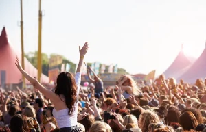 Thumbnail voor Dit is waarom je tijdens festivals of concerten vaak last krijgt van lage rugpijn (en wat je er tegen kunt doen)