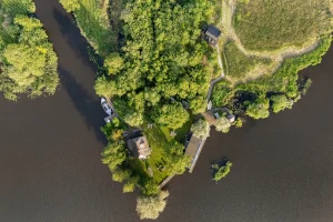 Thumbnail voor Jouw ultieme getaway in eigen land: dit vakantiehuis midden in de natuur bereik je alleen per boot