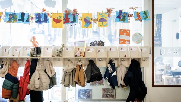 Kinderopvang jassen aan kapstok
