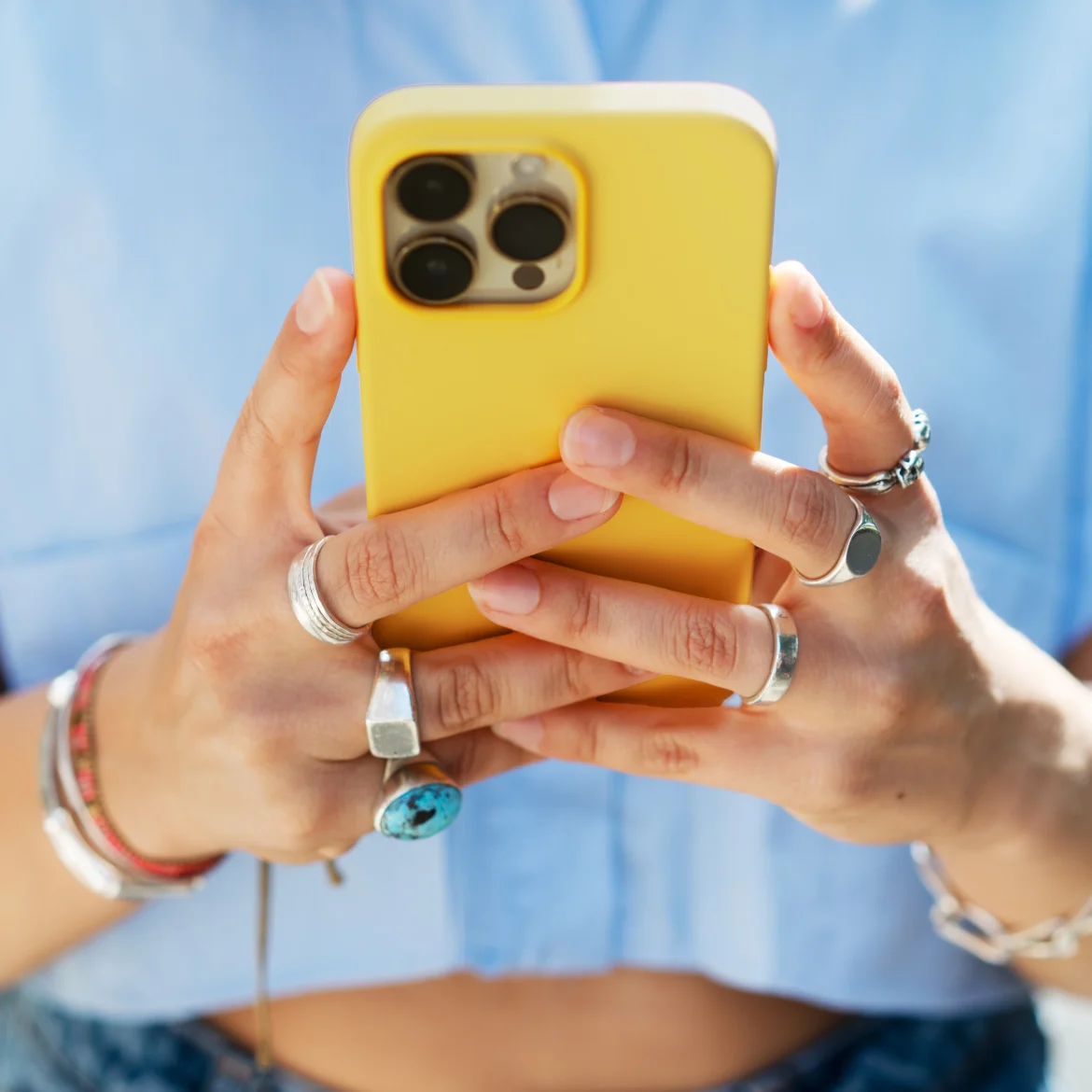 Geghost in relatie, illustratief beeld van een vrouw met een telefoon