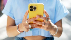 Geghost in relatie, illustratief beeld van een vrouw met een telefoon