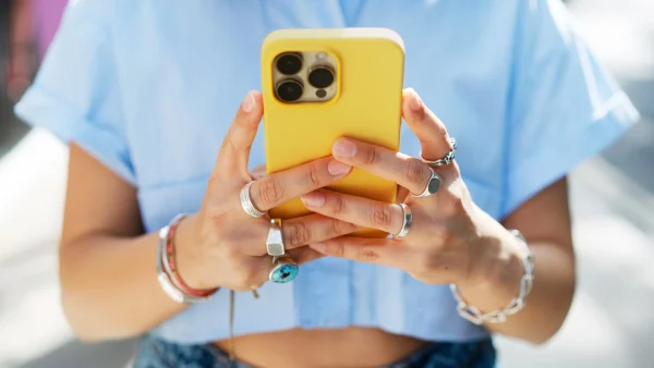 Geghost in relatie, illustratief beeld van een vrouw met een telefoon
