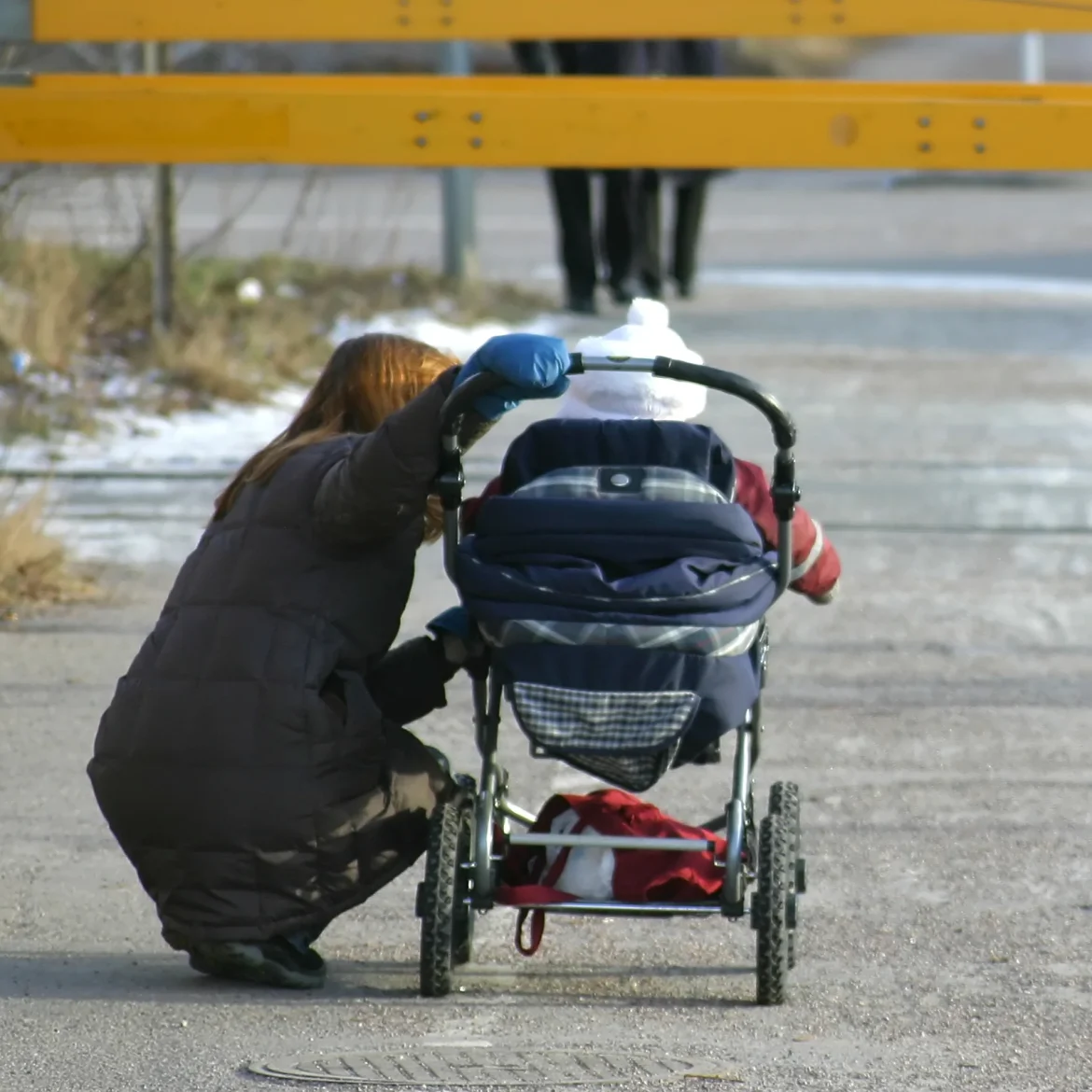 Kinderwagen spoorwegovergang