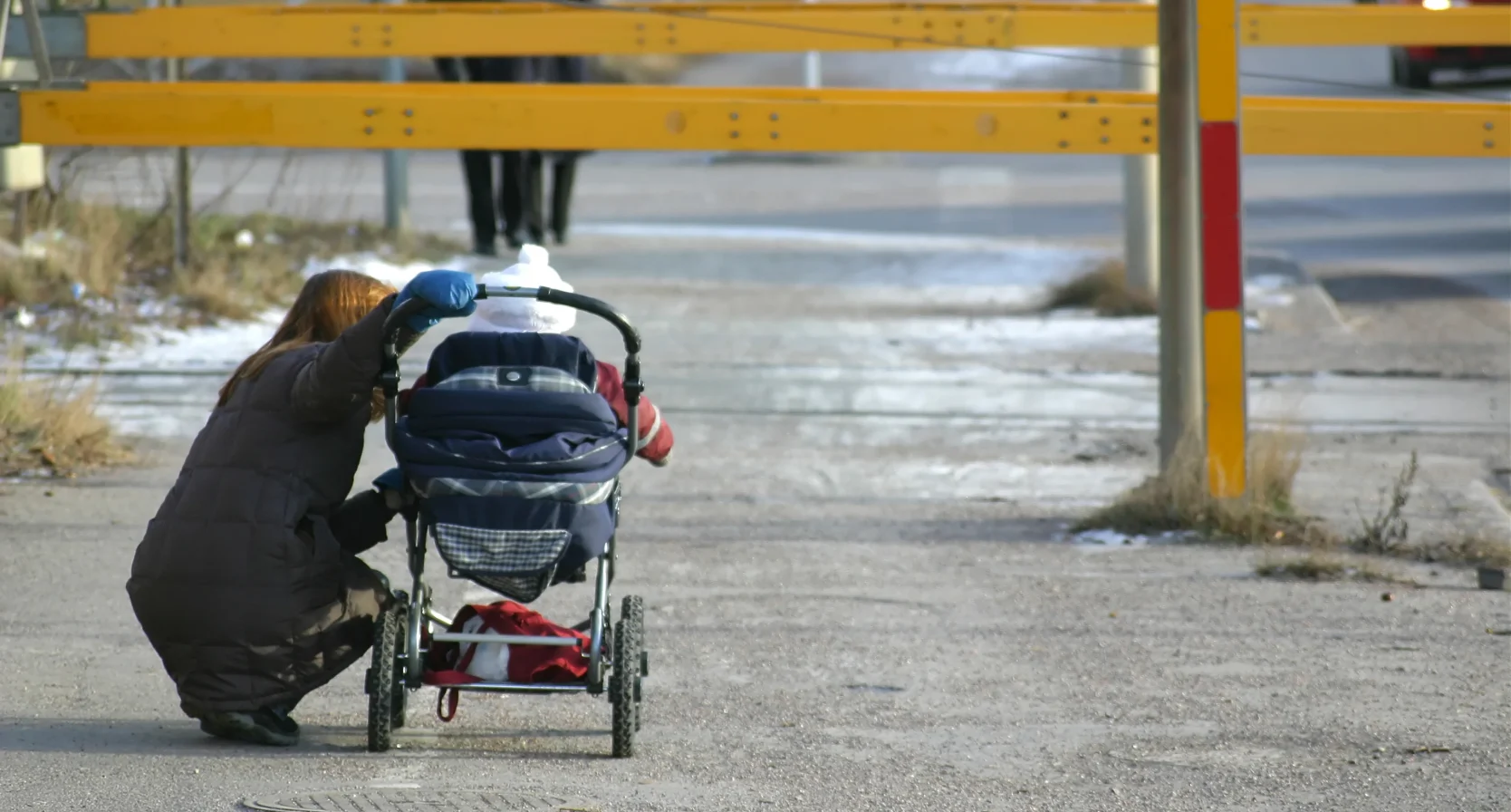 Moeder duwt kind (2) op tijd van spoorwegovergang en overlijdt zelf - LINDA.nl