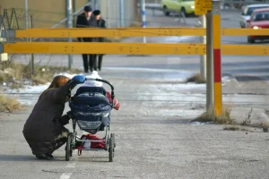 Kinderwagen spoorwegovergang