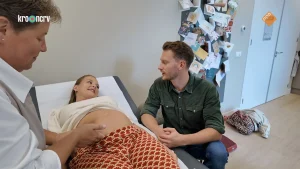 Thumbnail voor Verloskundigen Jolene en Niels verwachten zelf een kind in 'De verloskundigen': 'Hij blijft lekker aan het hoofdeinde'