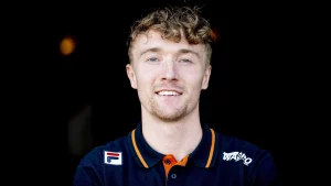 Thumbnail voor Shorttracker Sven Roes na vermissing gezond terug in Nederland en herenigd met zijn familie